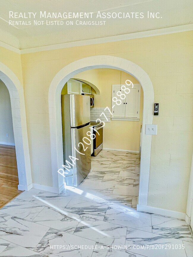 Building Photo - Gorgeous Renovated 3 Bedroom Home in the h...