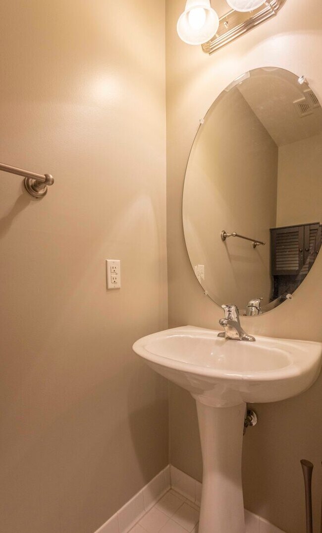 Foto del edificio - Charming 2Bed/2Bath w/ Den in Butchers Hil...