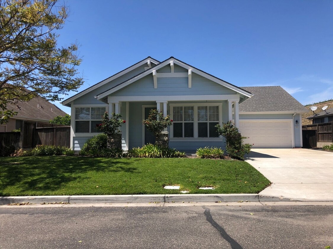 Primary Photo - Available Now! 3 Bedroom 2 Bath Spacious H...