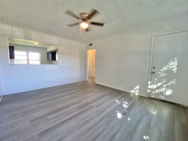 Building Photo - New remodeled 3 bed 1 bath available now