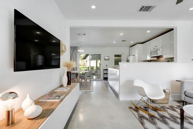Foto del edificio - 4620 Englewood Dr