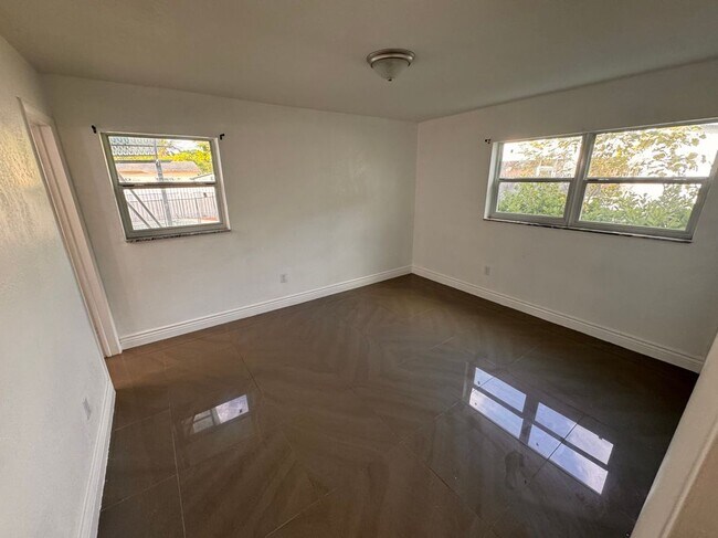 Foto del edificio - 961 NW 200th St