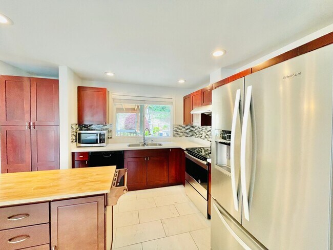Building Photo - Beautifully Renovated 5 Bedroom House with Large Yard!