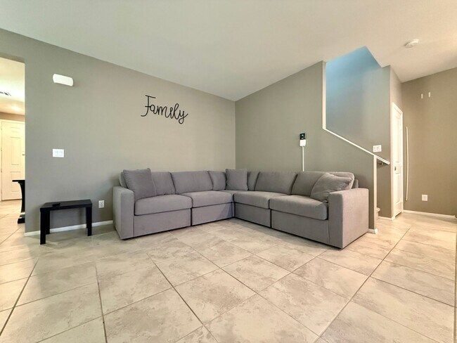 Foto del edificio - (Fully Furnished) 4 Bedroom + Loft,  3 Full Bath, Gated Community in SouthWest.