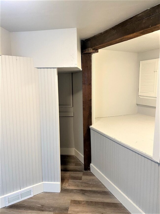 Building Photo - Newly Renovated Studio in Unbeatable Locat...