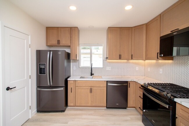 Building Photo - Beautifully New Built 2 Bed/2 Bath Home In...