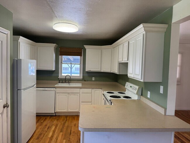 Foto del edificio - 3Bed 1Bath Ground Floor Unit Near Campus!!!!!