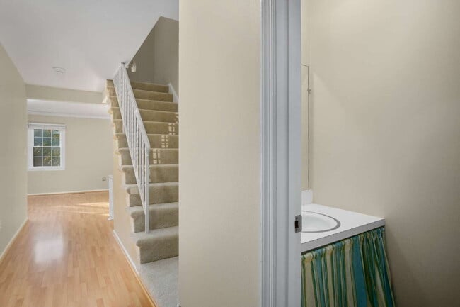 Building Photo - Charming Townhouse: Your New Home Awaits!