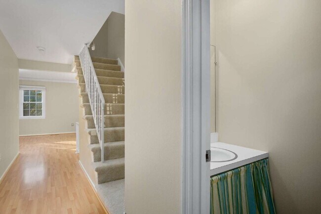 Foto del edificio - Charming Townhouse: Your New Home Awaits!