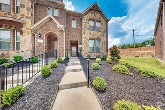 Building Photo - 2101 Steer Creek Pl
