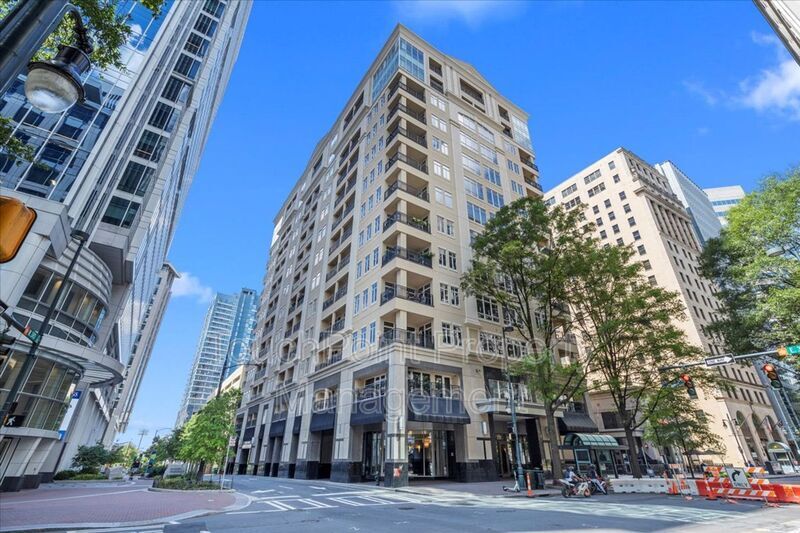 Foto principal - 230 S Tryon St