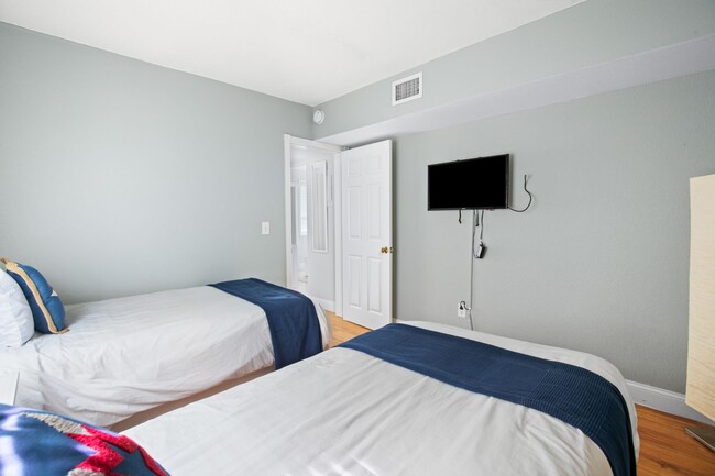 Building Photo - Beautifully Furnished 2-bedroom, 1-bathroo...