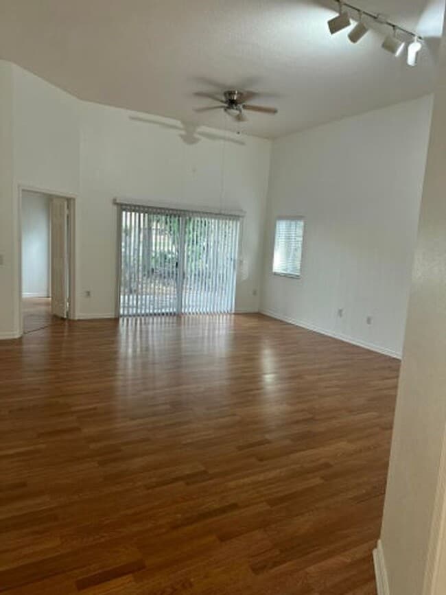 Foto del edificio - 220 Crestwood Cir