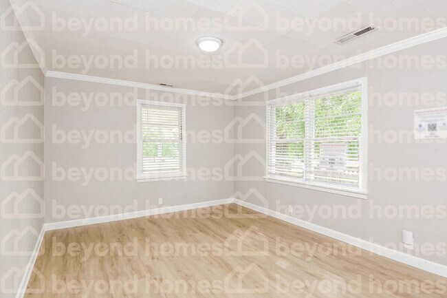 Building Photo - Cozy 3 bedroom / 1 full bath with 1,008 sq...