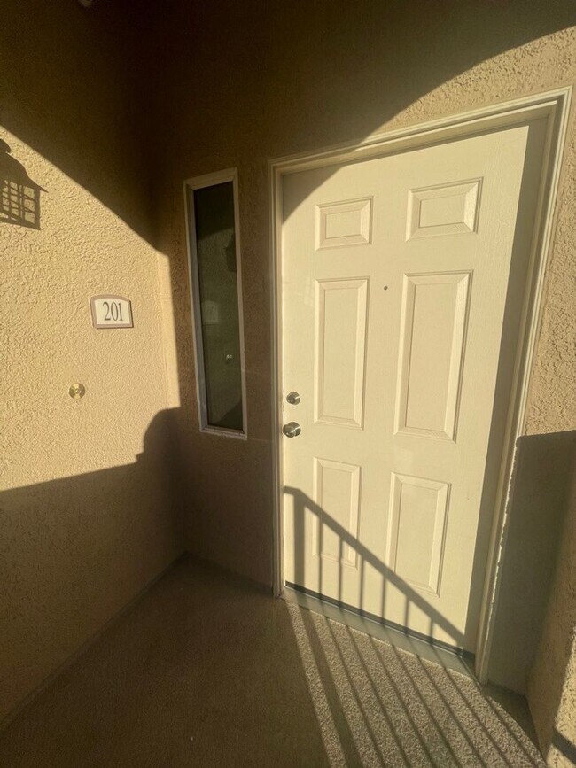 Building Photo - SHOWINGS AVAILABLE NOW