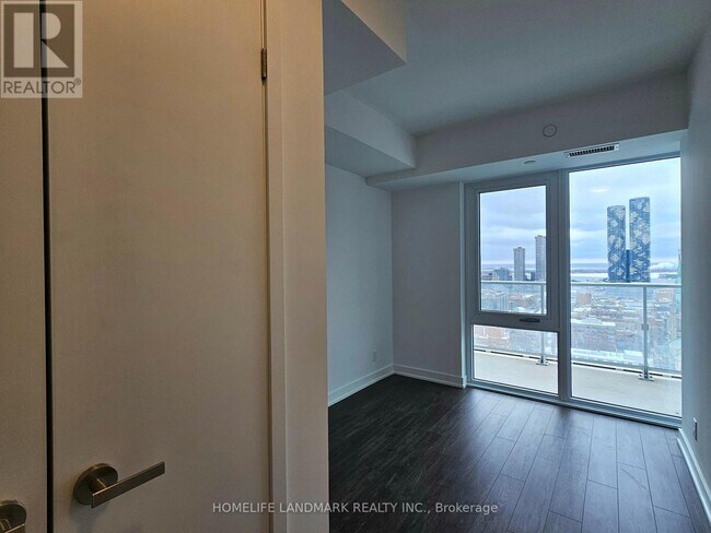 Photo du bâtiment - 88 Queen St E