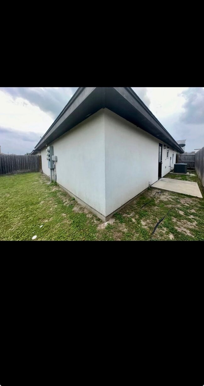 Building Photo - 205 Teak Dr