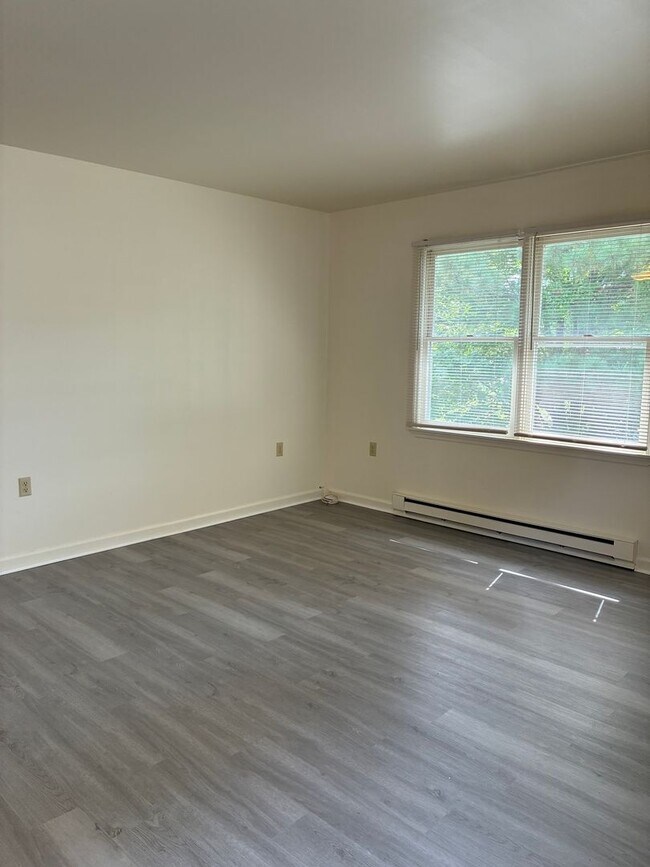 Building Photo - Bright & Spacious 2BR Top-Floor Apartment ...