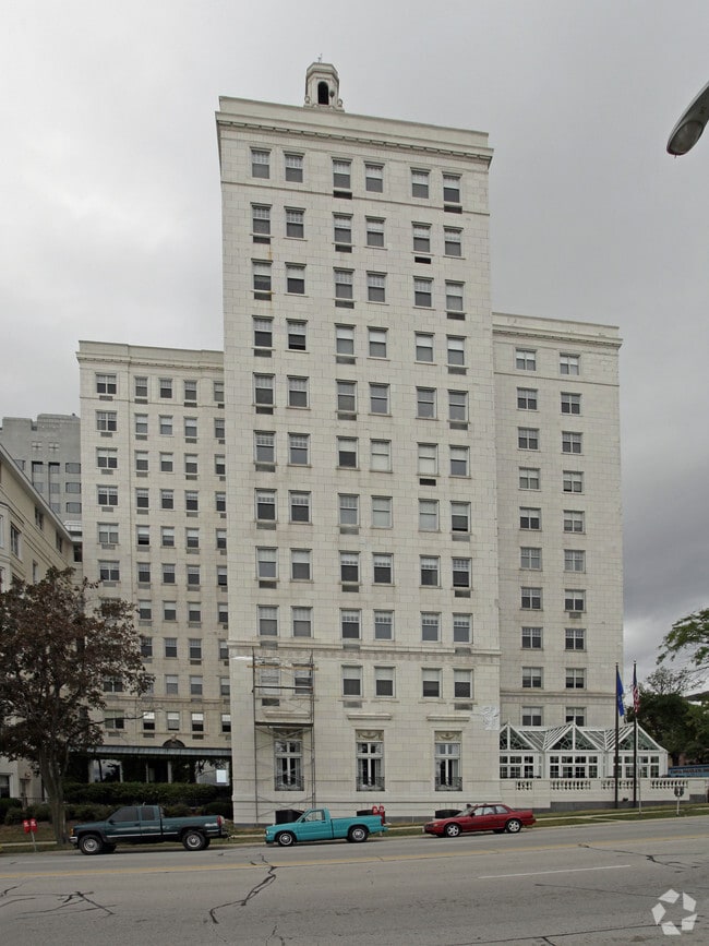 Cudahy Tower Apartments Apartments Milwaukee, WI