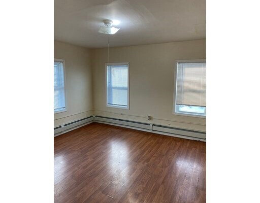 Foto del edificio - 559 Broadway St