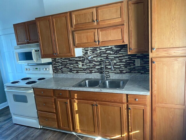 Building Photo - 238 S Maple