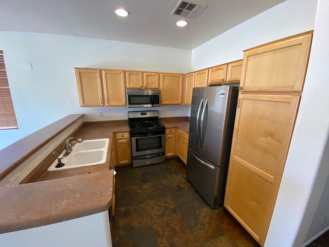 Building Photo - Beautiful 2 bed/2.5 bath home located in S...