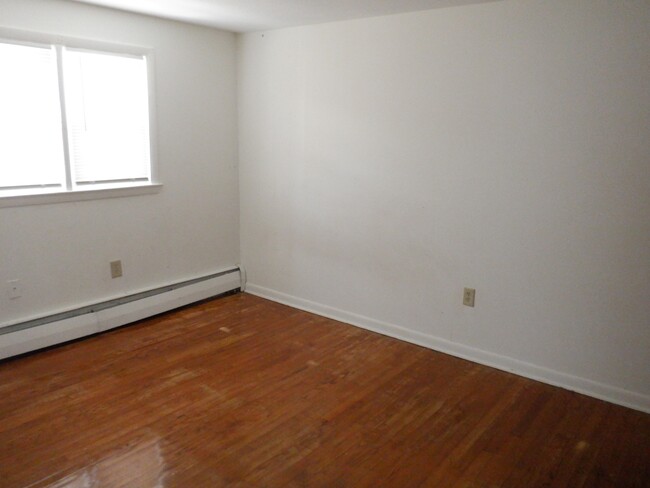 Building Photo - 40 Deerfield Ct
