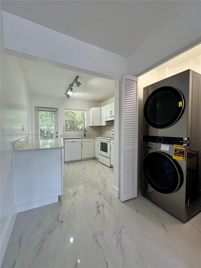 Building Photo - 1831 SW 24th St