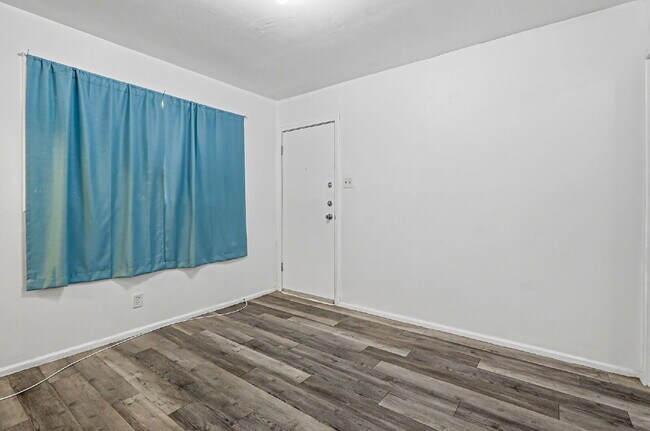 Building Photo - 79904$600 rent. Water and trash included in this 1 bedroom 1 bath apartment.