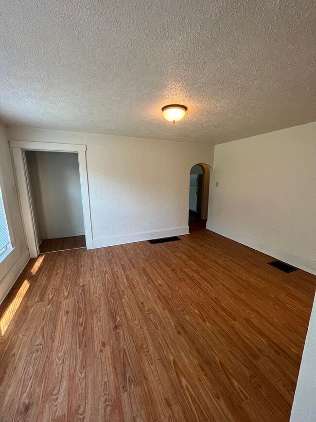Building Photo - 4 bedroom 2 bath home in Rockford