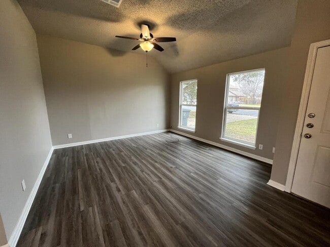 Foto del edificio - 2111 Caprice Dr