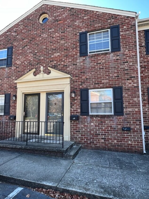 Primary Photo - Adorable condo-amazing location 1BD-1.5BA!...