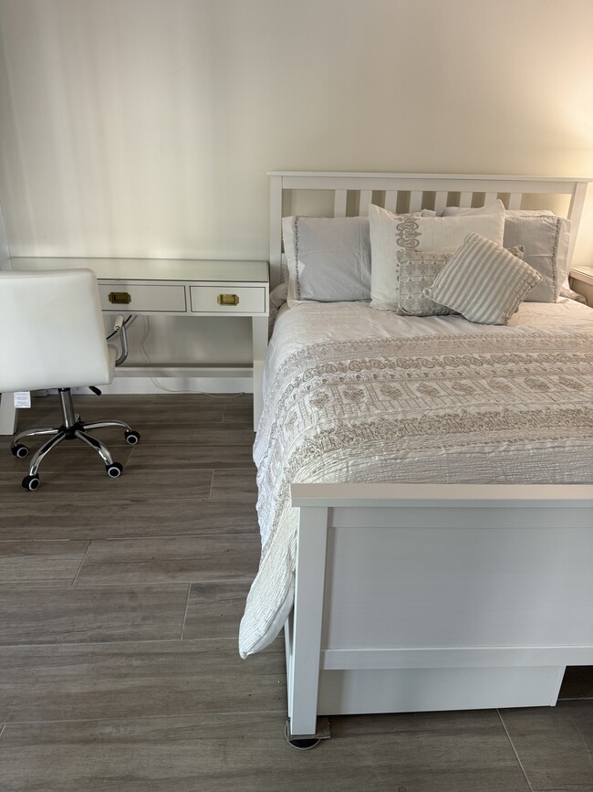 Bed - 4420 W 63rd St