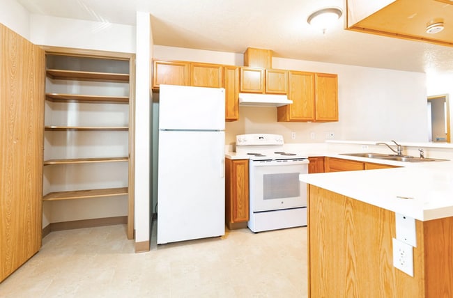 Building Photo - Spacious 3 Bed 2 Bath Townhome * Available July!