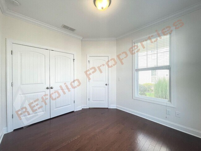 Foto del edificio - Beautiful 5 Bedroom End Unit Townhouse wit...