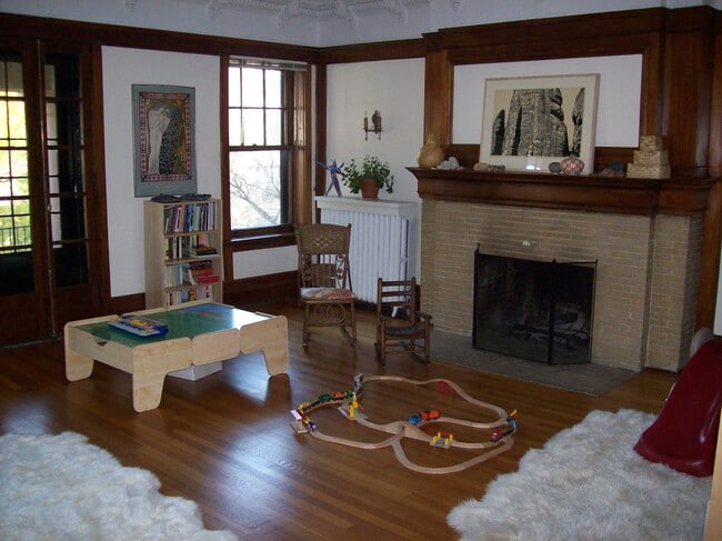 Spacious Living Room w/Excellent Sunlight - 5120 S University Ave