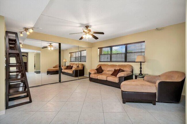 Building Photo - 200 Golden Isles Dr