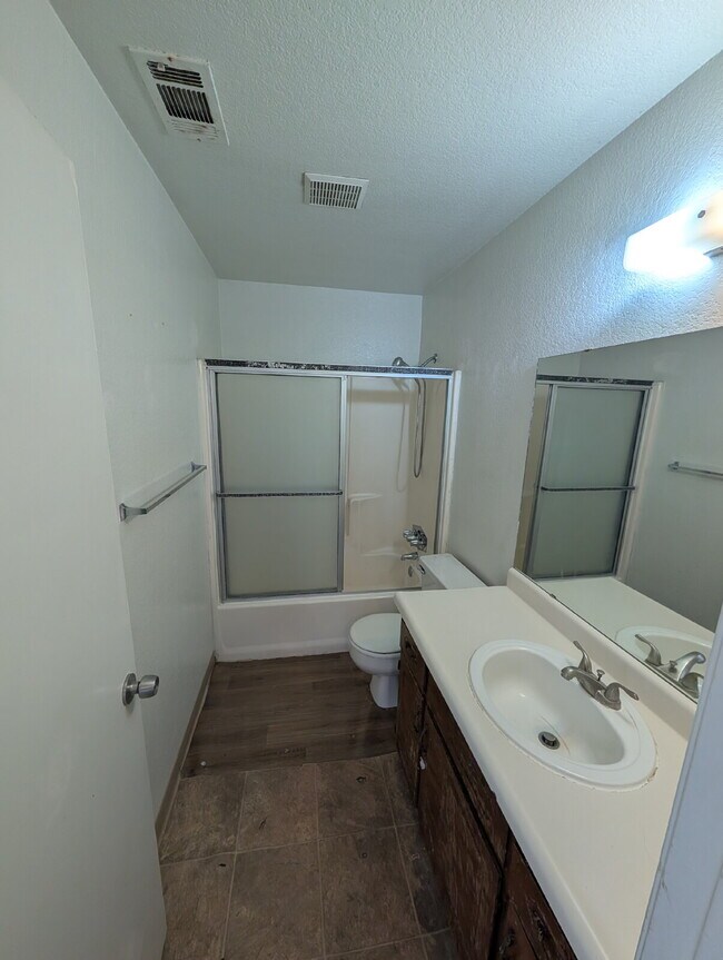 Foto del edificio - "Charming Studio Retreat: Your Cozy Haven in Porterville!"