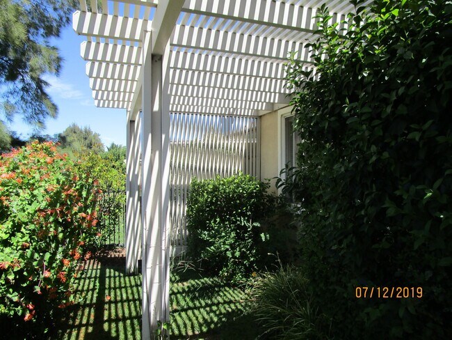 Foto del edificio - 451 Edgewood Dr