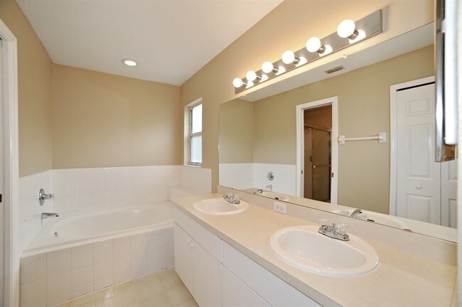 Building Photo - 5508 Starling Loop
