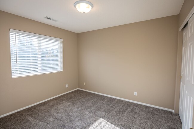 Building Photo - Three bedroom home with a bonus room and A...
