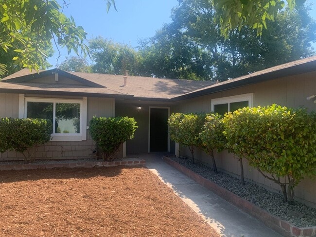 Building Photo - Wonderful and newly updated 3 bedroom 2 ba...
