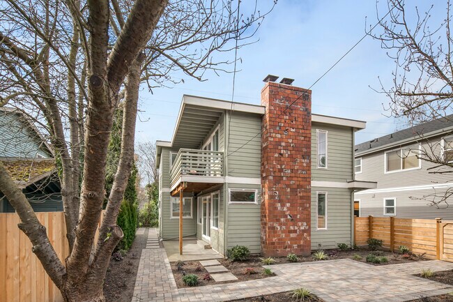 Bottom unit of duplex - 9015 Fremont Ave N