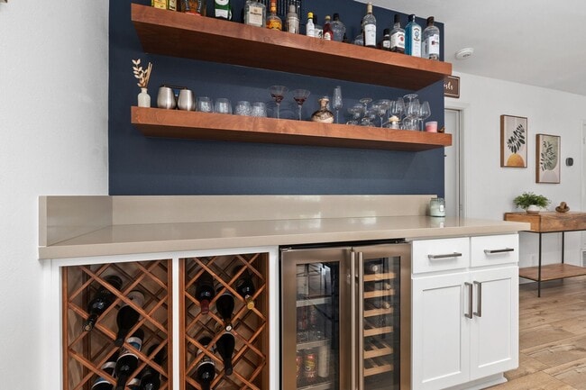 Foto del edificio - Stunning completely renovated 3+ bedroom h...