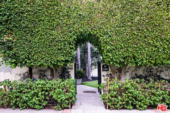 Foto del edificio - 129 Outrigger Mall