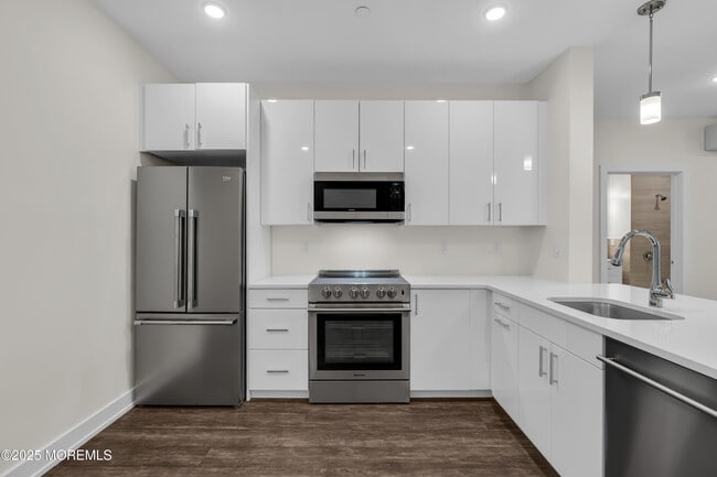 Building Photo - 521 Lake Ave