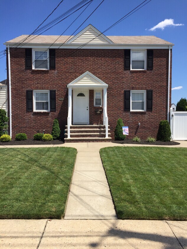 Primary Photo - 148 Canterbury Ave