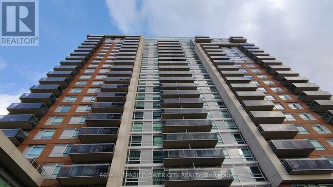 Photo du bâtiment - 215 Queen St E