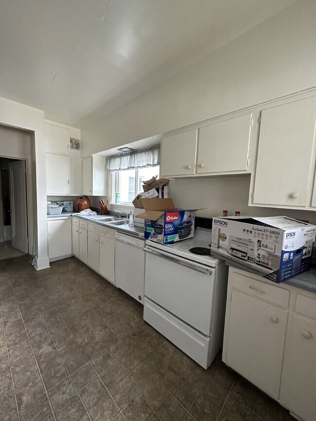Foto del edificio - Great 6 bed 3 bath not far from UWEC! Available June 1st