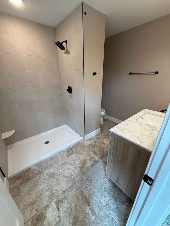 2nd floor bath - 86 Cleveland Ave N